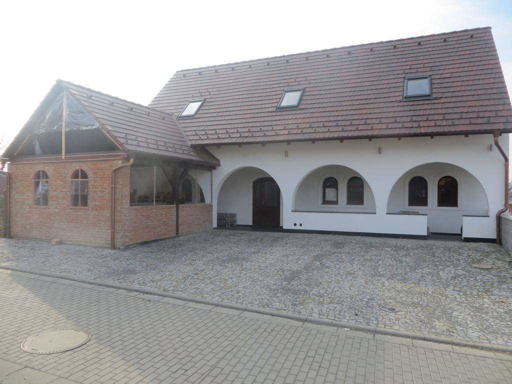 U Vinarstvi Hotel Mutenice Bagian luar foto