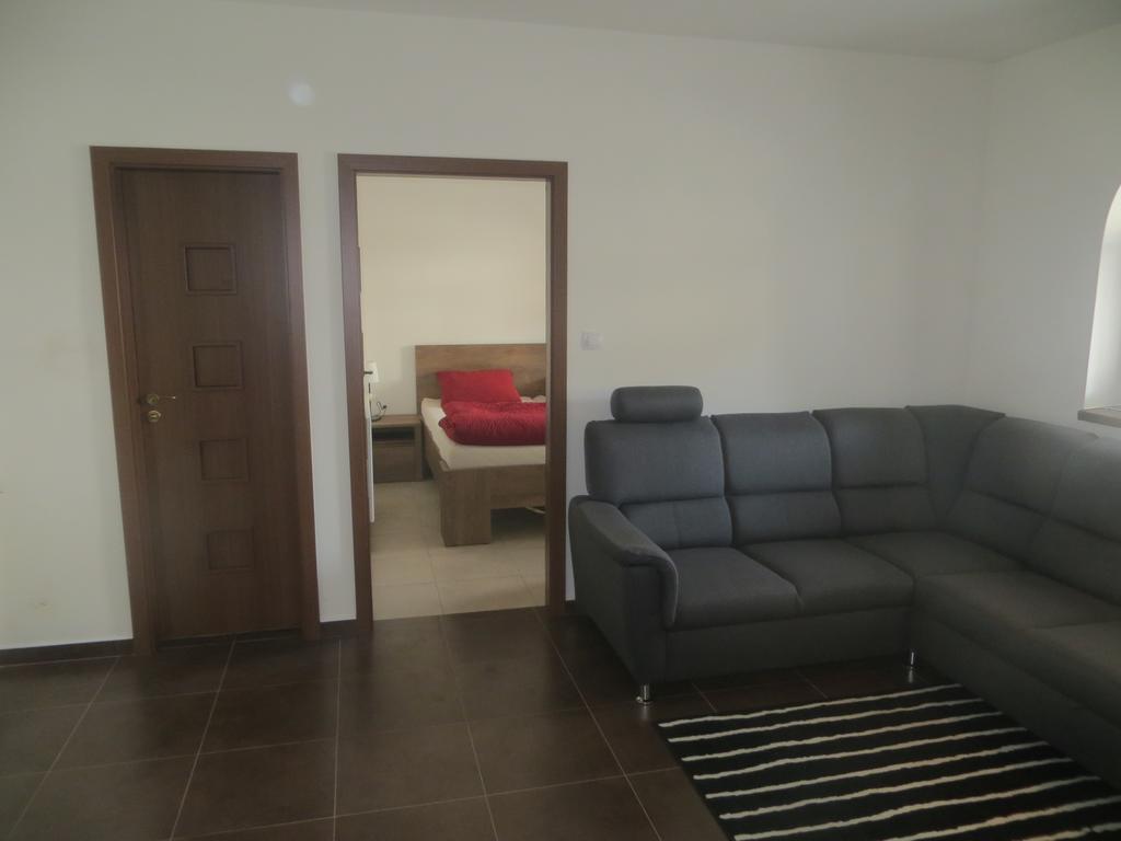 U Vinarstvi Hotel Mutenice Bagian luar foto