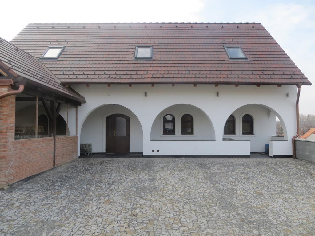 U Vinarstvi Hotel Mutenice Bagian luar foto